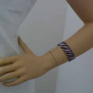 Handgebundenes Armband – Achatmuster – weiß, grau, bordeaux