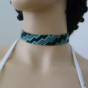 Halskette gebunden ZIG ZAG schwarz breit – Farbakzent – Kobaltgrün