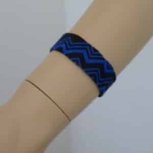 Armband gebunden ZIG ZAG schwarz breit – Farbakzent – Kobaltblau grünlich