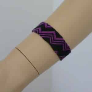 Bracelet tied ZIG ZAG black wide – color accent – Light red violet