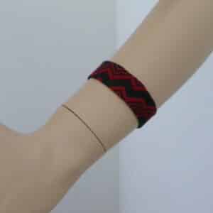 Bracelet tied ZIG ZAG black wide – color accent – Dark red