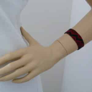 Náramek vázaný ZIG ZAG černý široký – barevný akcent – Dark red